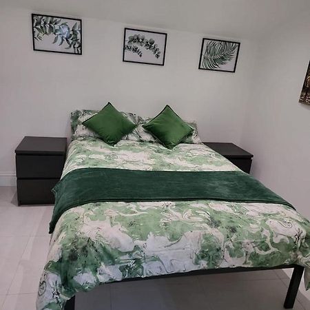 Apartamento Fancy Basement Flat B Londres Exterior foto