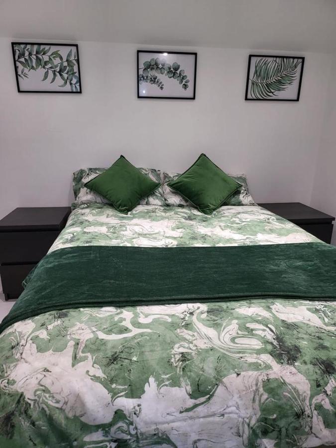 Apartamento Fancy Basement Flat B Londres Exterior foto