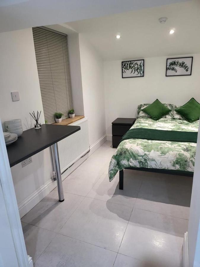 Apartamento Fancy Basement Flat B Londres Exterior foto