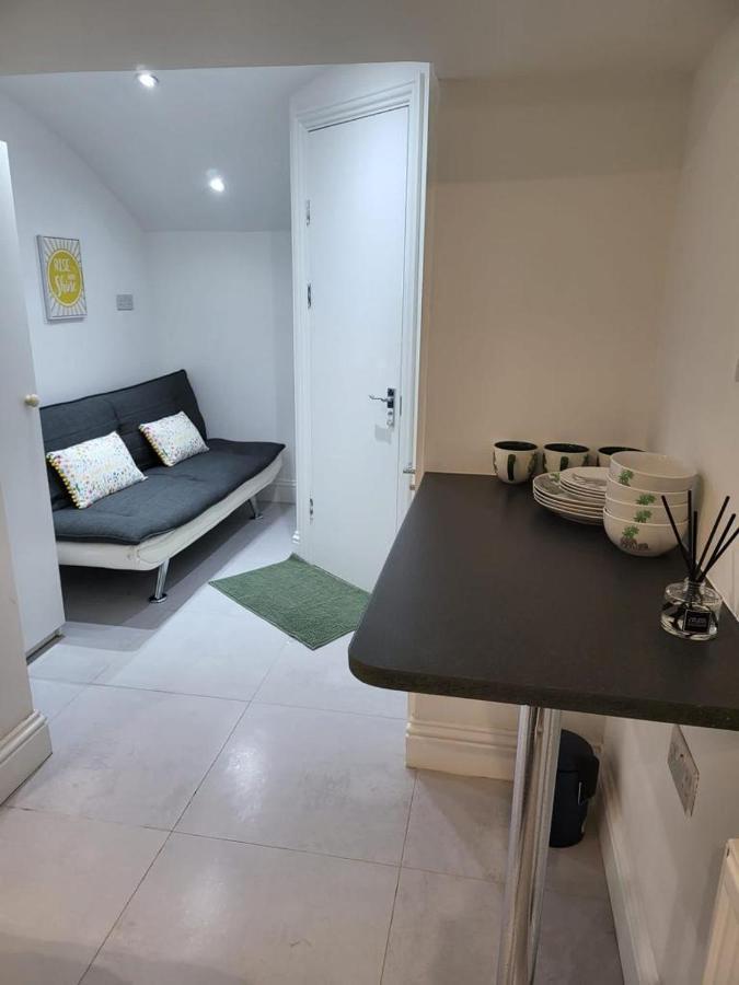 Apartamento Fancy Basement Flat B Londres Exterior foto